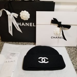 🆕 Chanel CC Logo Beanie Runaway Collection